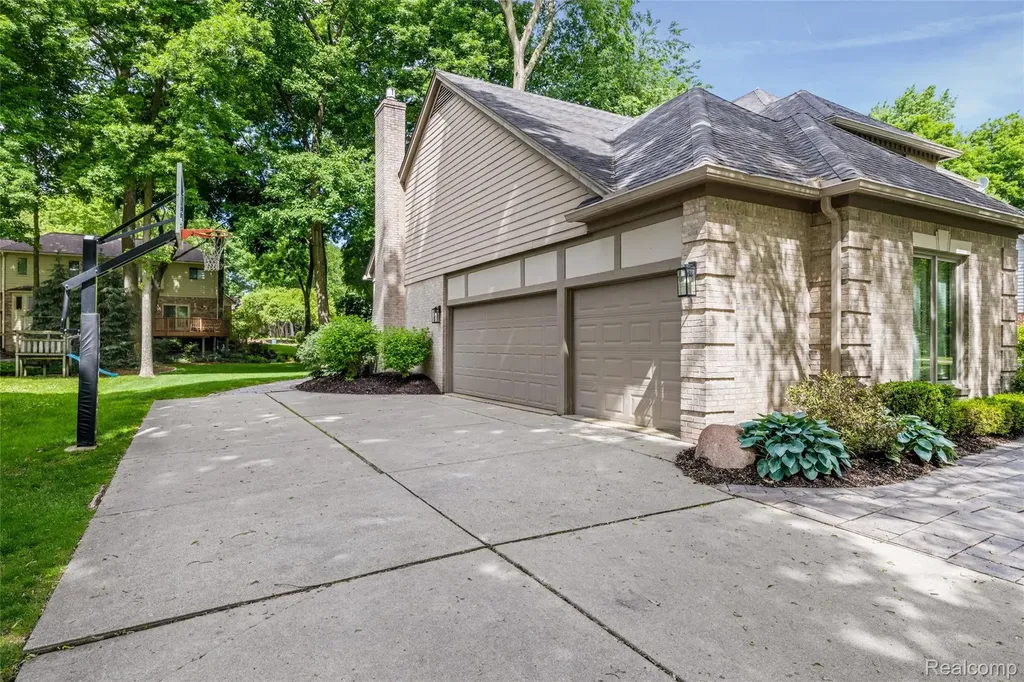 6577 Crabapple Troy City MI 48098