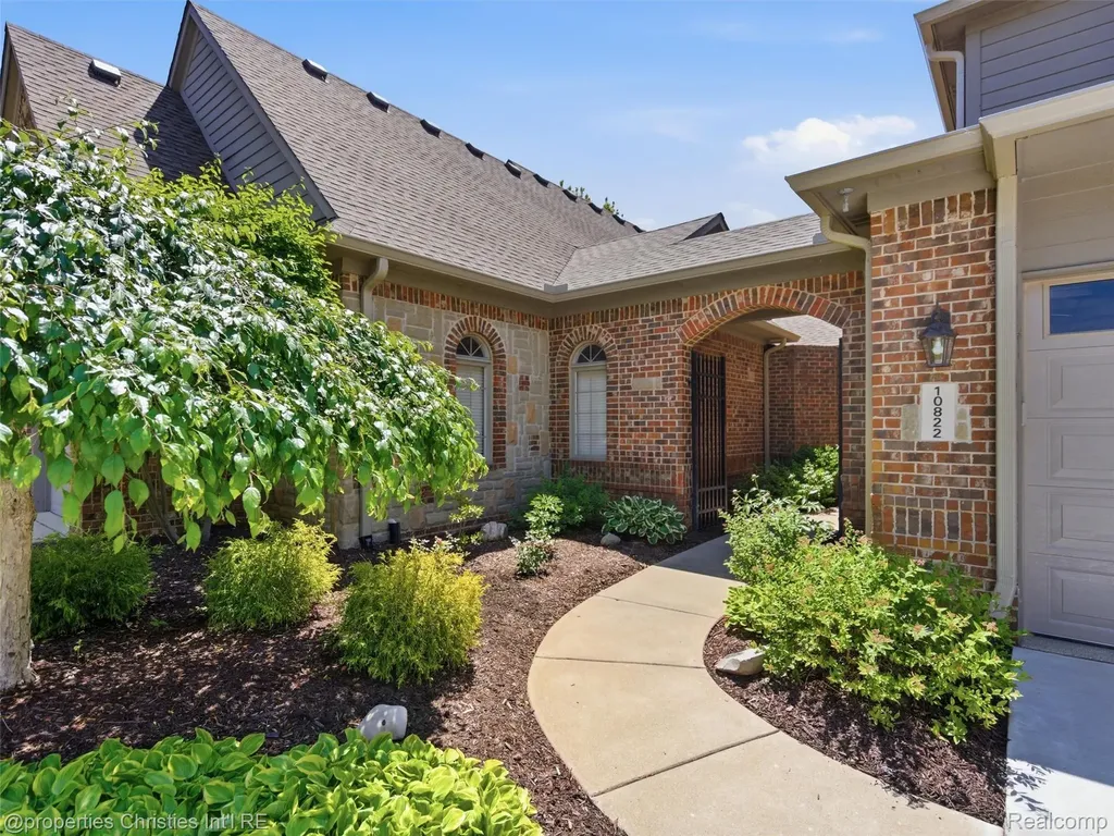 10822 Sparkling Waters Court Green Oak Township MI 48178