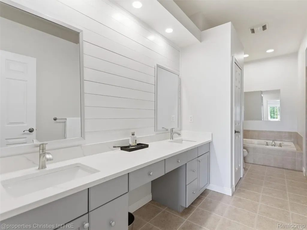 10822 Sparkling Waters Court Green Oak Township MI 48178