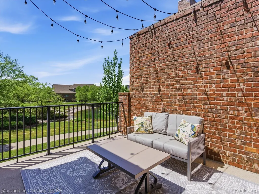 10822 Sparkling Waters Court Green Oak Township MI 48178