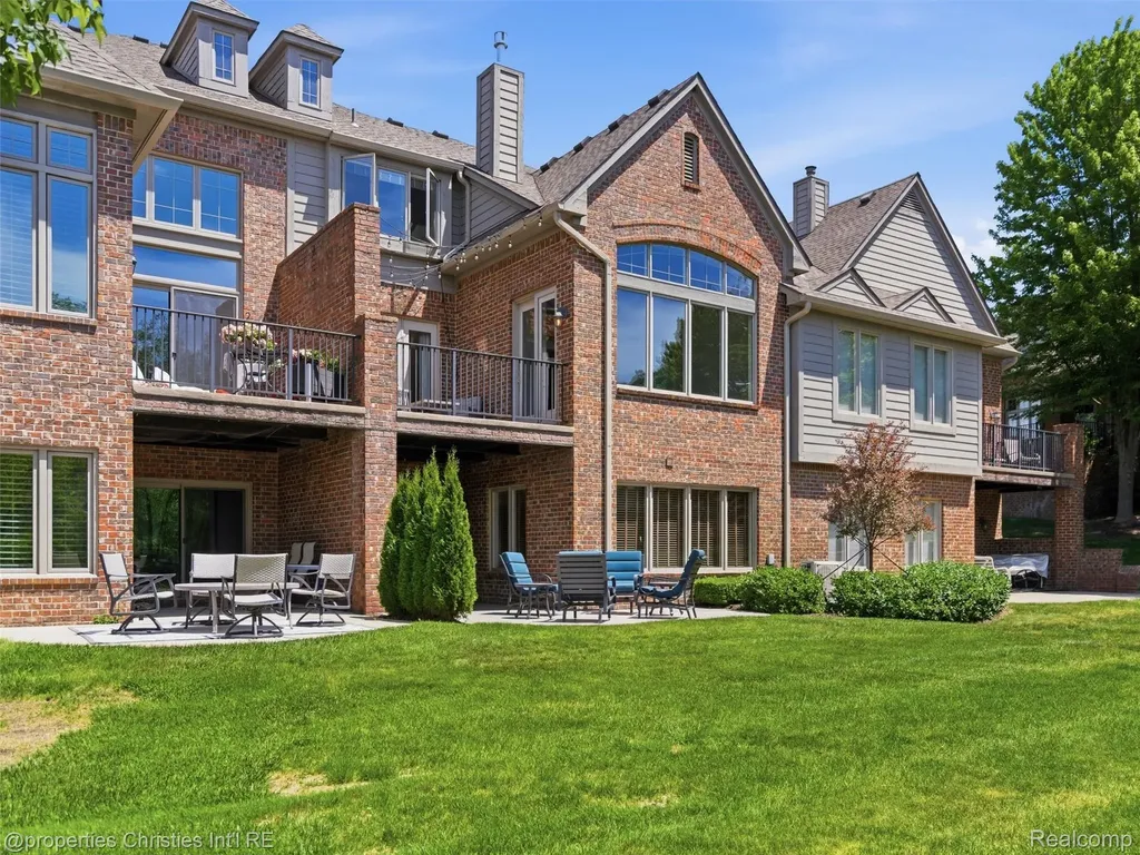 10822 Sparkling Waters Court Green Oak Township MI 48178