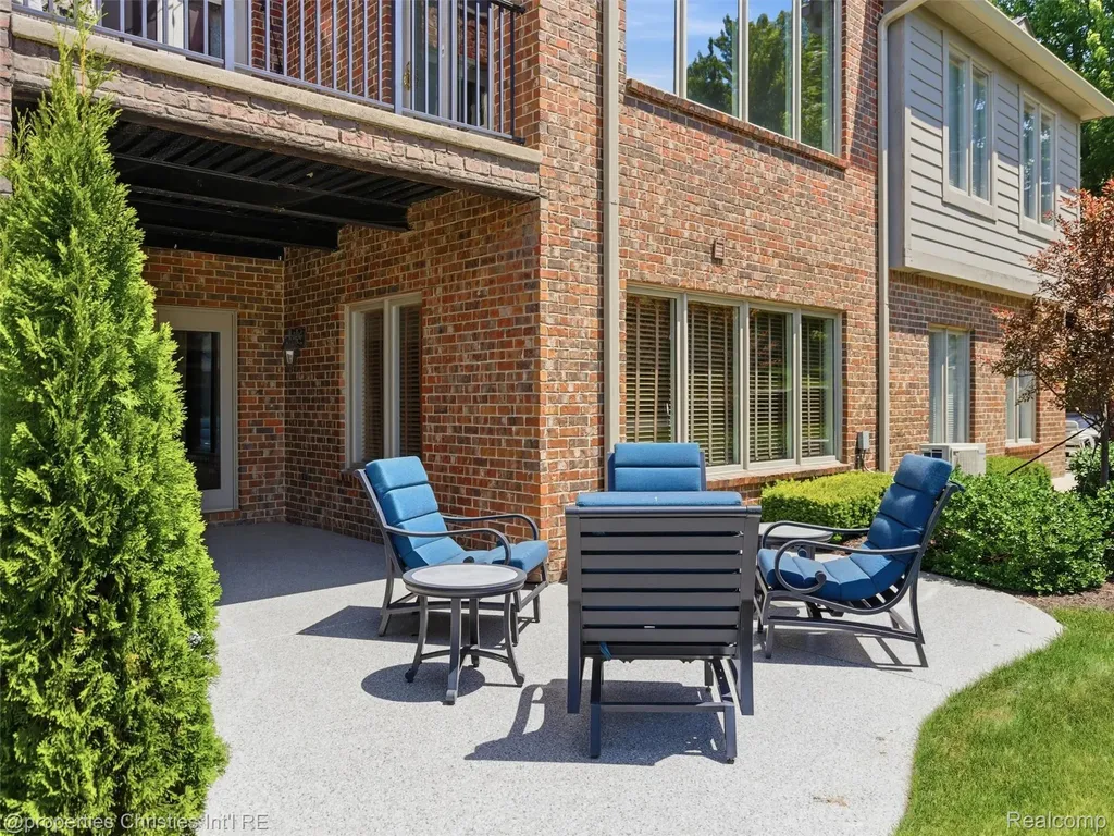 10822 Sparkling Waters Court Green Oak Township MI 48178