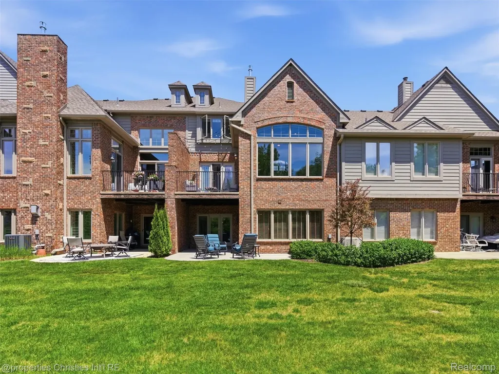 10822 Sparkling Waters Court Green Oak Township MI 48178