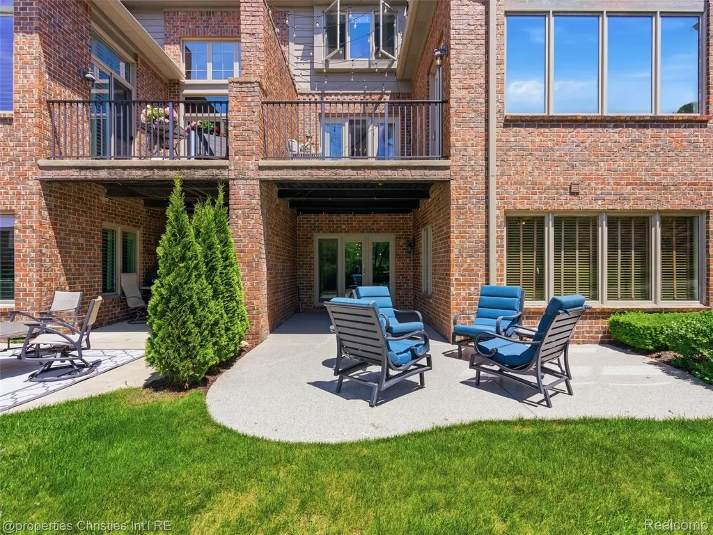 10822 Sparkling Waters Court Green Oak Township MI 48178