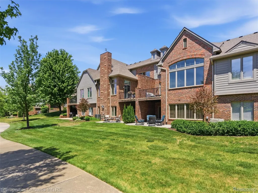 10822 Sparkling Waters Court Green Oak Township MI 48178
