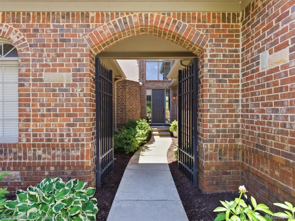 10822 Sparkling Waters Court Green Oak Township MI 48178