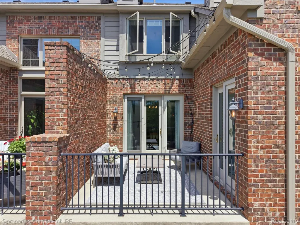 10822 Sparkling Waters Court Green Oak Township MI 48178