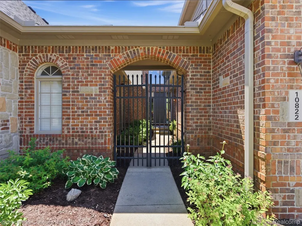 10822 Sparkling Waters Court Green Oak Township MI 48178
