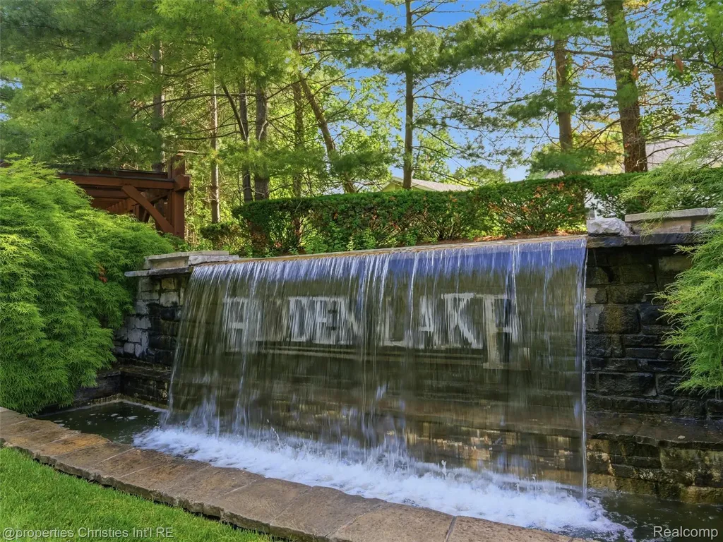 10822 Sparkling Waters Court Green Oak Township MI 48178