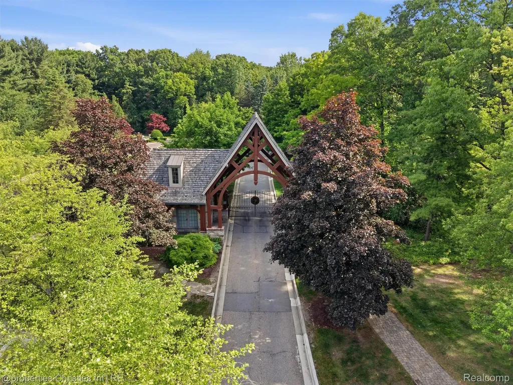 10822 Sparkling Waters Court Green Oak Township MI 48178