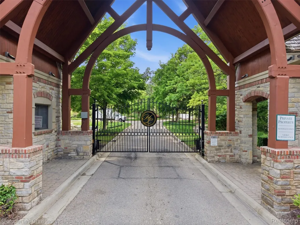 10822 Sparkling Waters Court Green Oak Township MI 48178