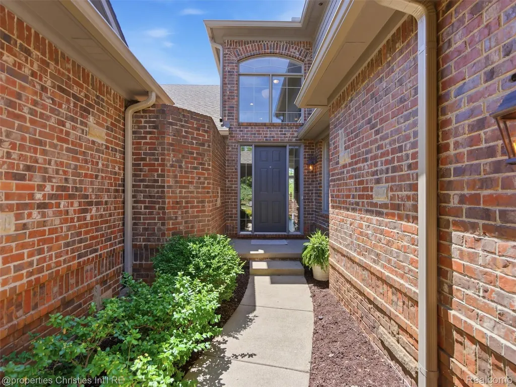 10822 Sparkling Waters Court Green Oak Township MI 48178