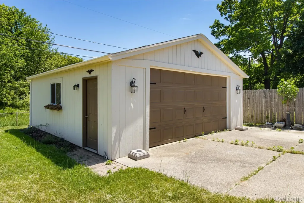 51056 Fairlane Drive Shelby Charter Township MI 48316