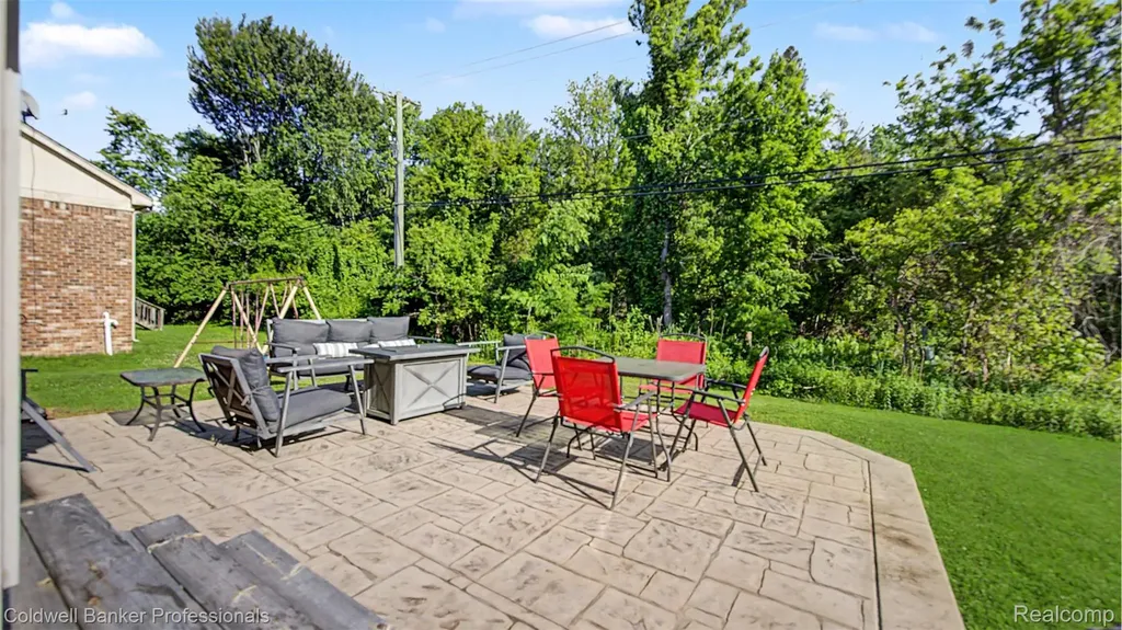22262 Brywood Court Clinton Charter Township MI 48036