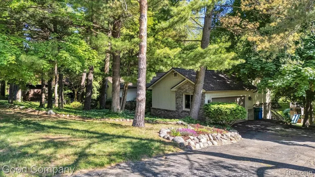 5504 Starwood Drive Commerce Charter Township MI 48382
