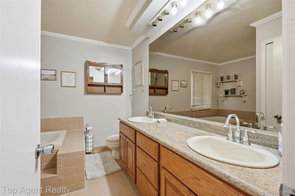 46519 Donahue Avenue Macomb Township MI 48044