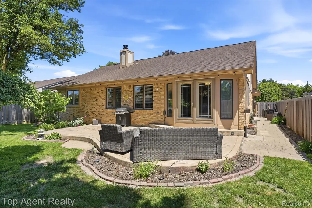 46519 Donahue Avenue Macomb Township MI 48044