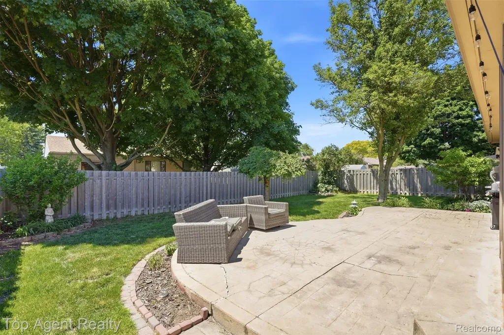 46519 Donahue Avenue Macomb Township MI 48044