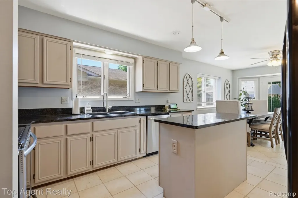 46519 Donahue Avenue Macomb Township MI 48044