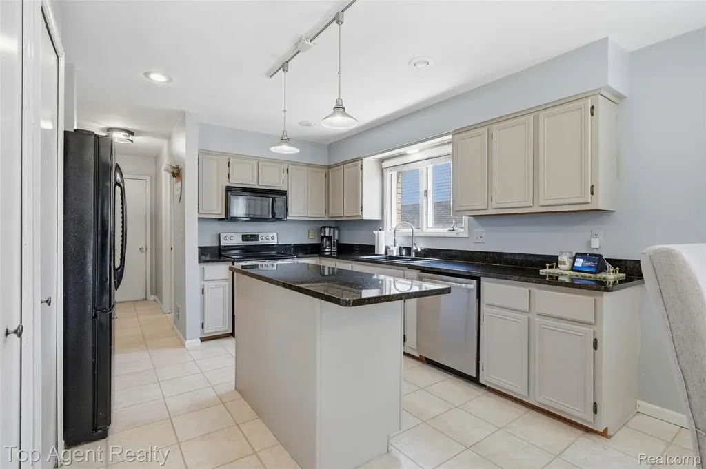 46519 Donahue Avenue Macomb Township MI 48044