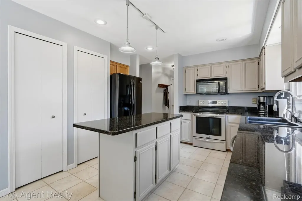 46519 Donahue Avenue Macomb Township MI 48044