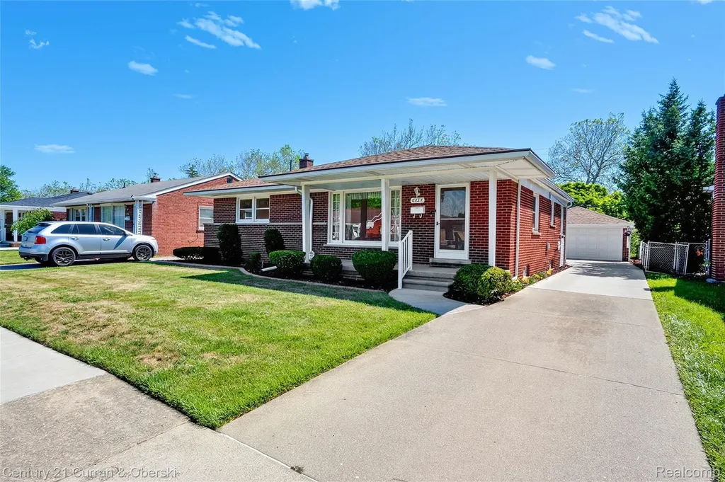 8224 N Evangeline Street Dearborn Heights City MI 48127