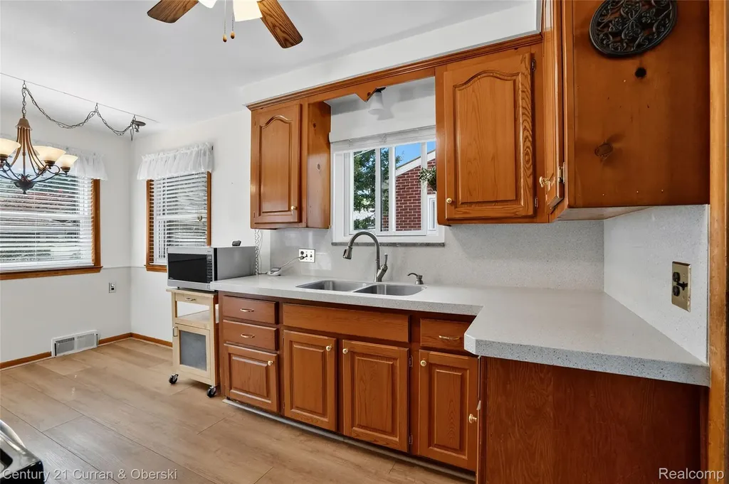 8224 N Evangeline Street Dearborn Heights City MI 48127