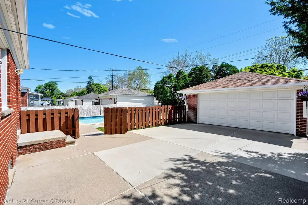 8224 N Evangeline Street Dearborn Heights City MI 48127