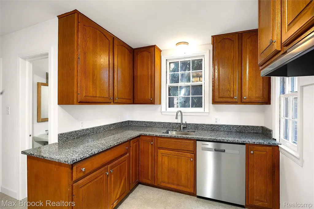 14 Fairwood Boulevard Pleasant Ridge City MI 48069