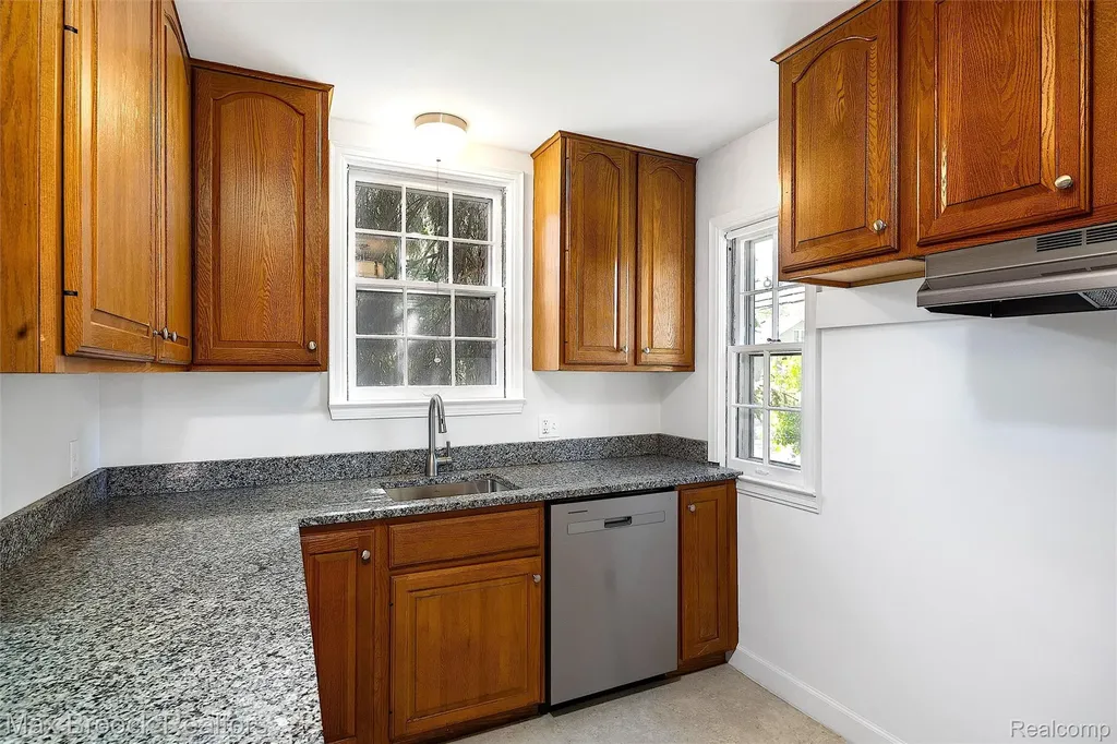 14 Fairwood Boulevard Pleasant Ridge City MI 48069