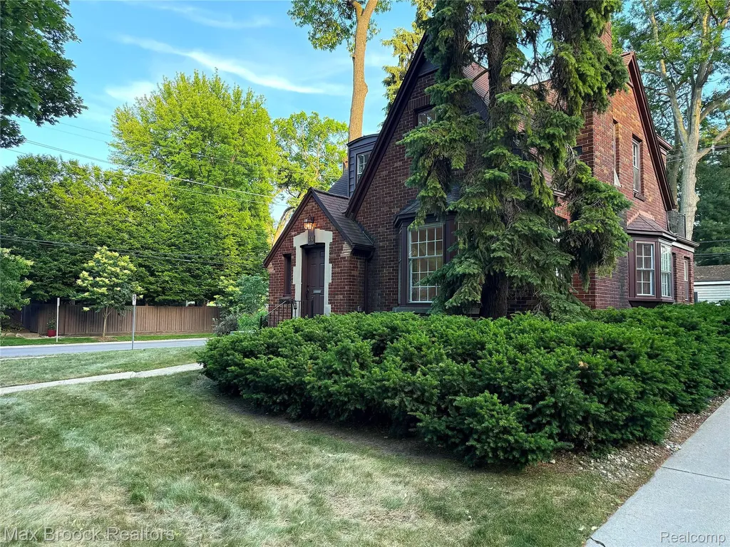 14 Fairwood Boulevard Pleasant Ridge City MI 48069