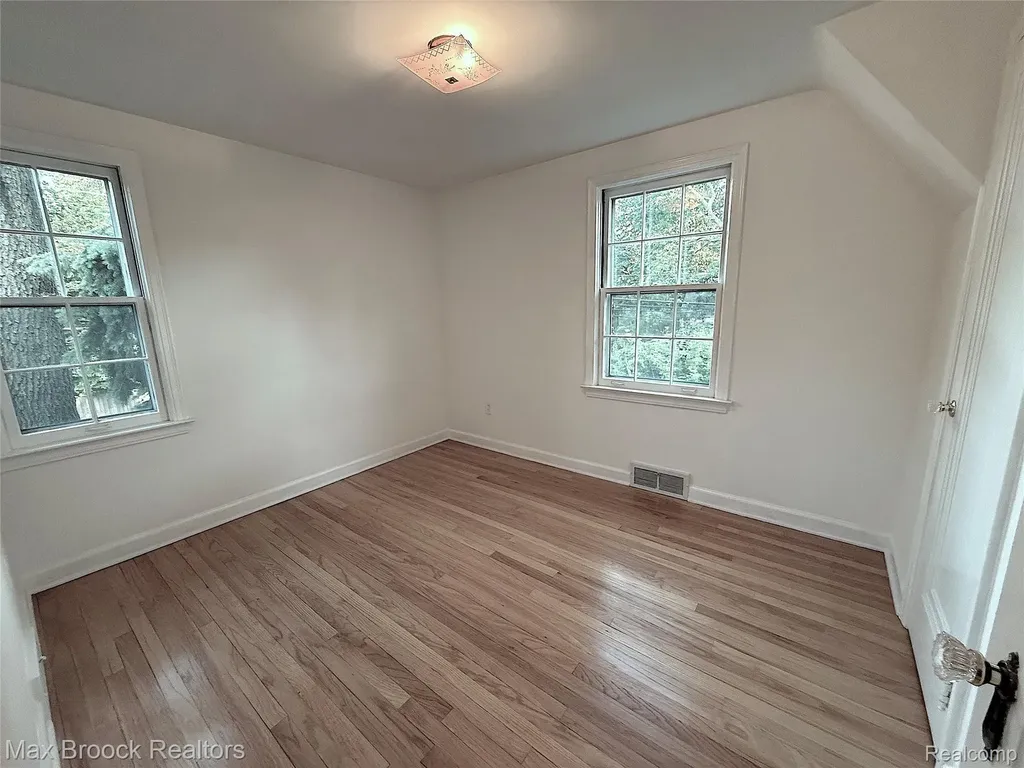 14 Fairwood Boulevard Pleasant Ridge City MI 48069
