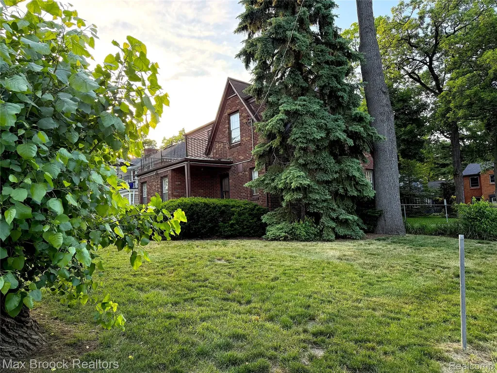 14 Fairwood Boulevard Pleasant Ridge City MI 48069
