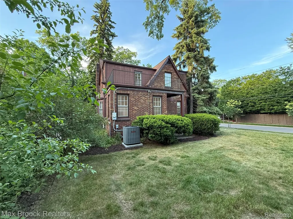 14 Fairwood Boulevard Pleasant Ridge City MI 48069