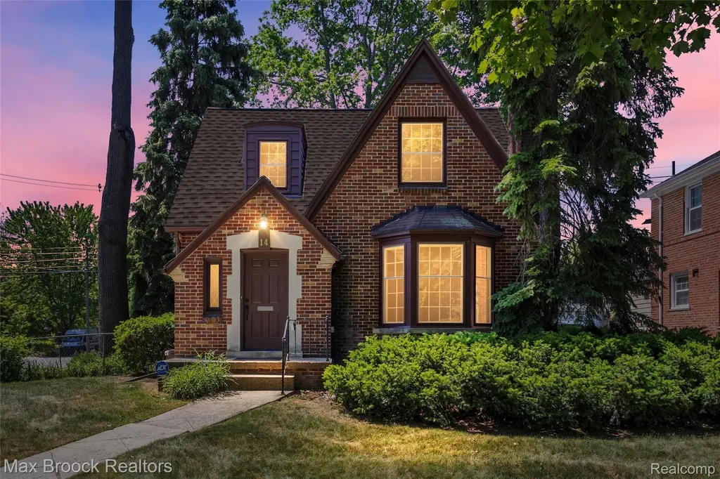 14 Fairwood Boulevard Pleasant Ridge City MI 48069