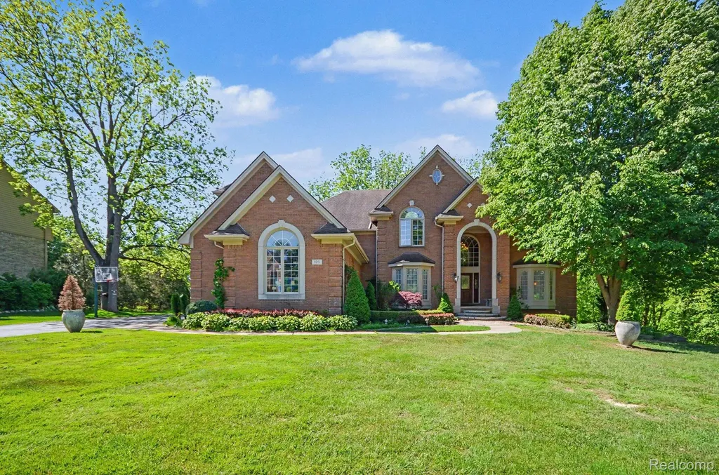 109 W Knorrwood Drive Oakland Charter Township MI 48306