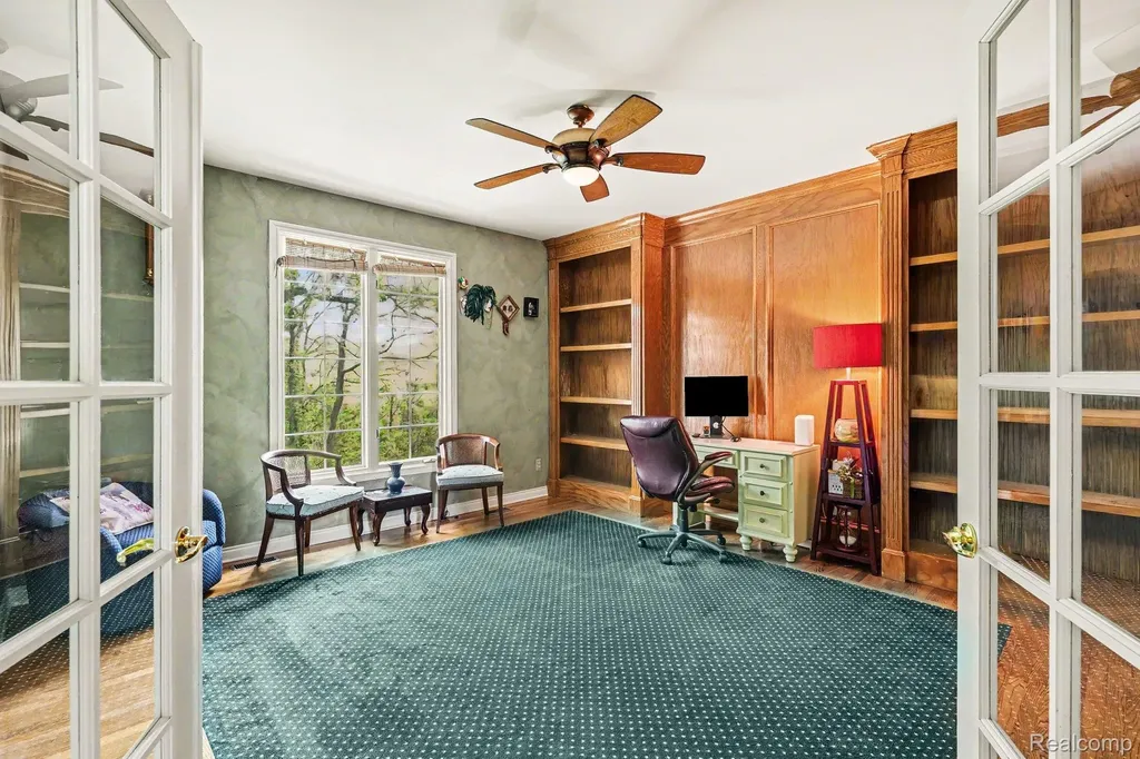 109 W Knorrwood Drive Oakland Charter Township MI 48306