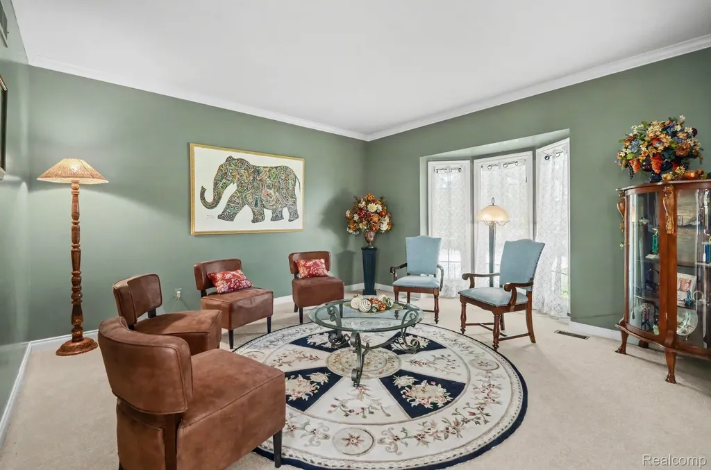 109 W Knorrwood Drive Oakland Charter Township MI 48306