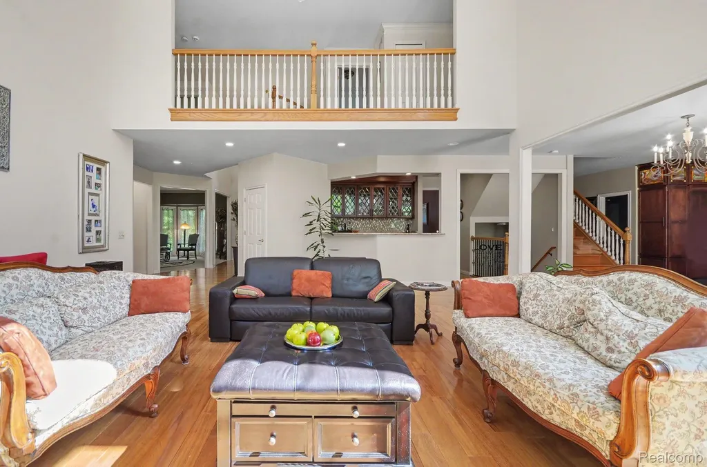 109 W Knorrwood Drive Oakland Charter Township MI 48306