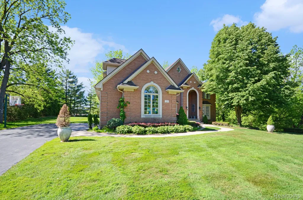 109 W Knorrwood Drive Oakland Charter Township MI 48306