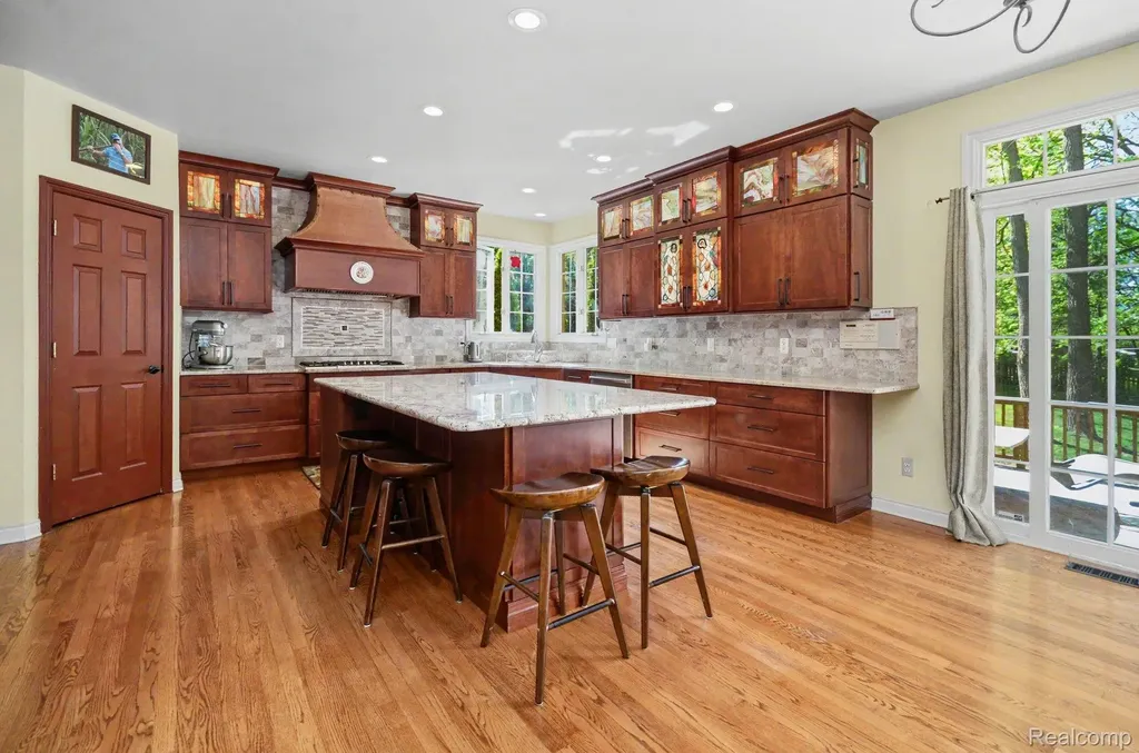 109 W Knorrwood Drive Oakland Charter Township MI 48306