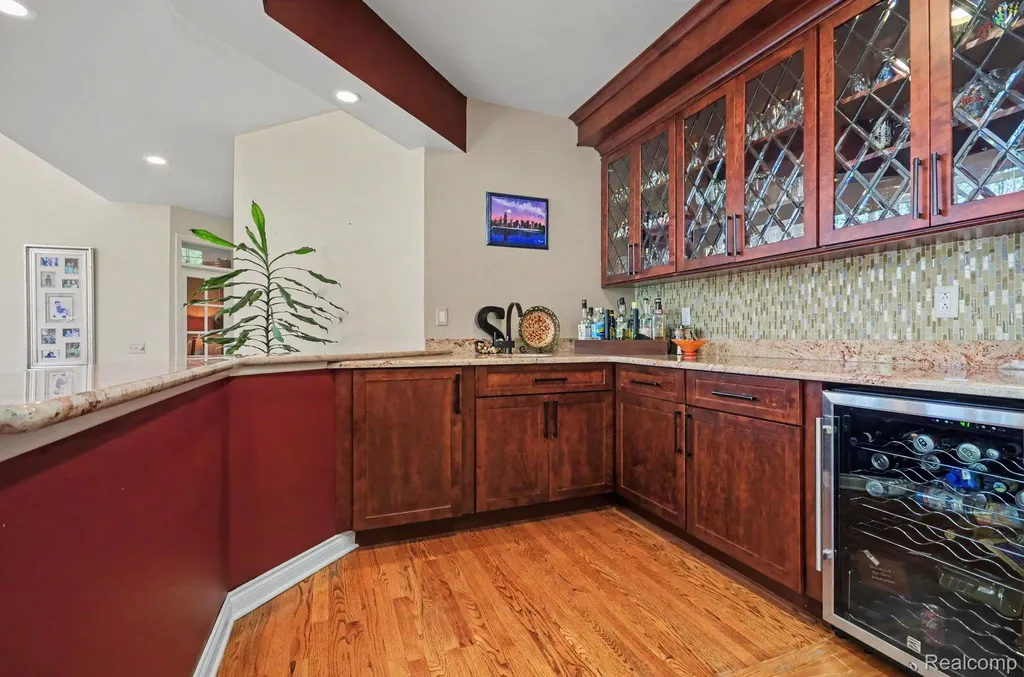 109 W Knorrwood Drive Oakland Charter Township MI 48306