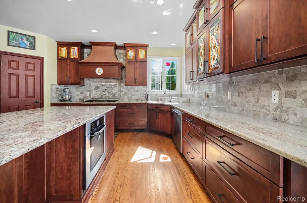 109 W Knorrwood Drive Oakland Charter Township MI 48306