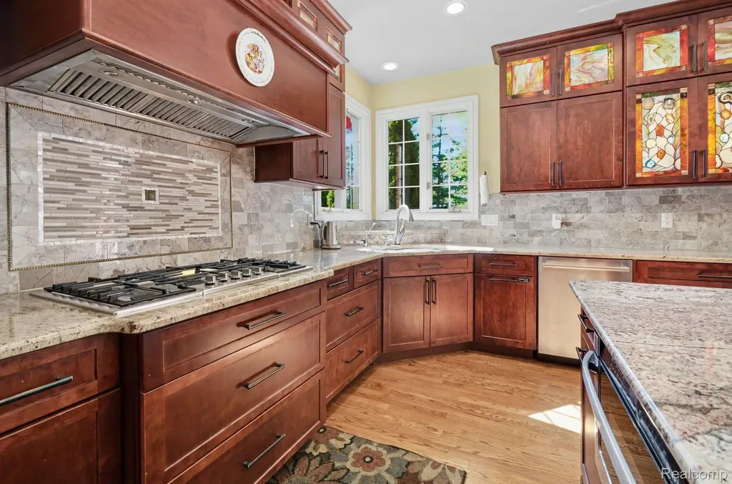 109 W Knorrwood Drive Oakland Charter Township MI 48306