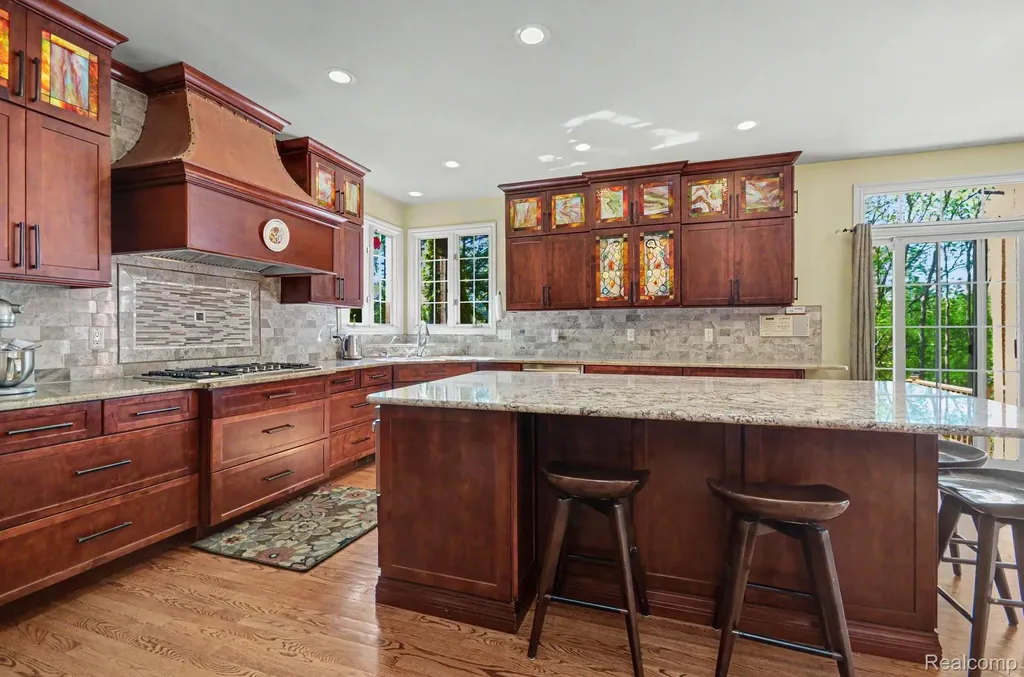 109 W Knorrwood Drive Oakland Charter Township MI 48306