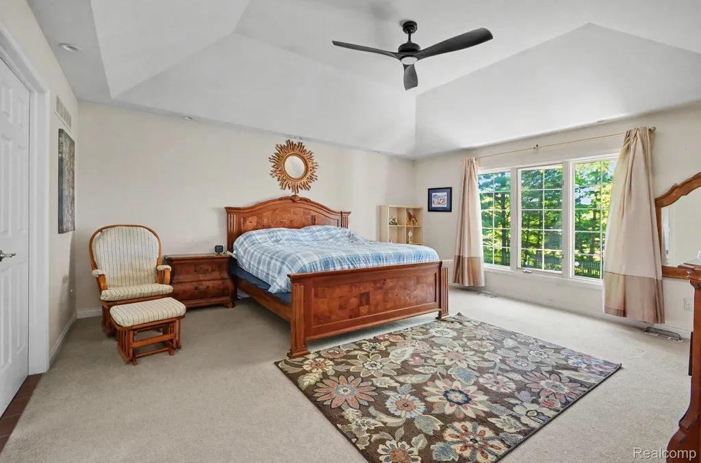 109 W Knorrwood Drive Oakland Charter Township MI 48306