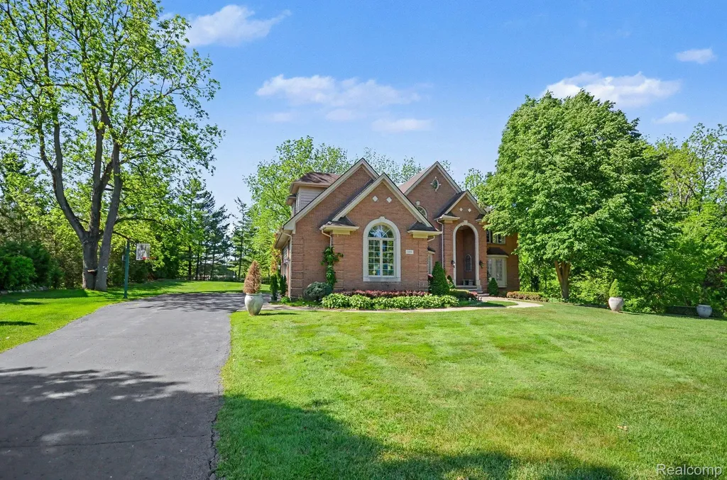109 W Knorrwood Drive Oakland Charter Township MI 48306