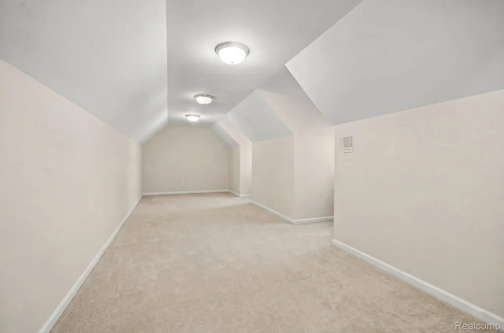 109 W Knorrwood Drive Oakland Charter Township MI 48306