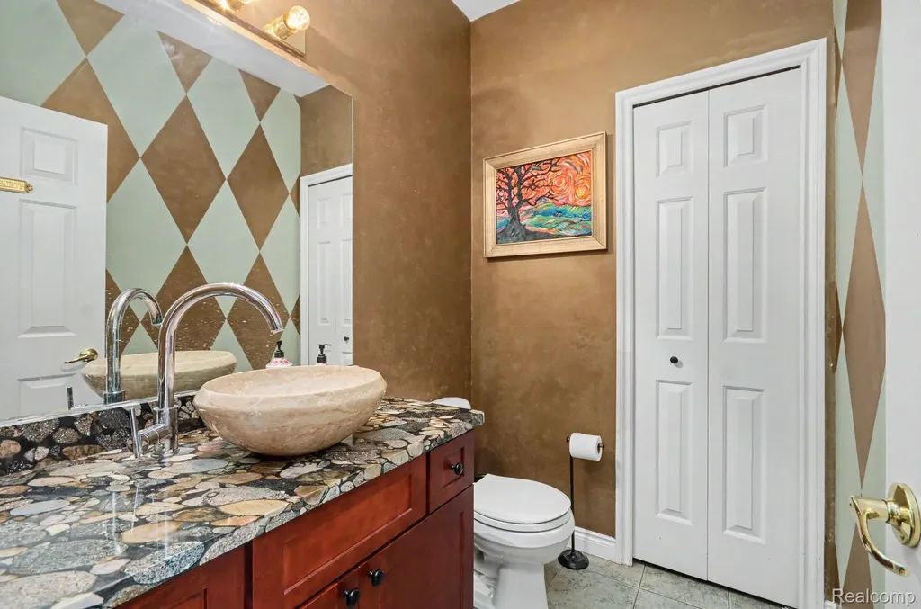 109 W Knorrwood Drive Oakland Charter Township MI 48306