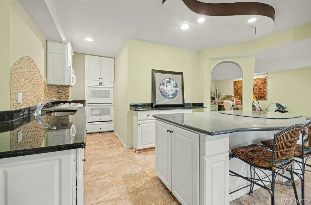 109 W Knorrwood Drive Oakland Charter Township MI 48306